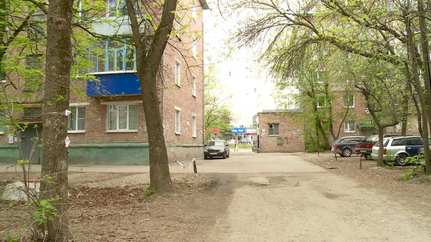 Житель улицы Ленинградской жалуется на частые ямы на пути к магазину
