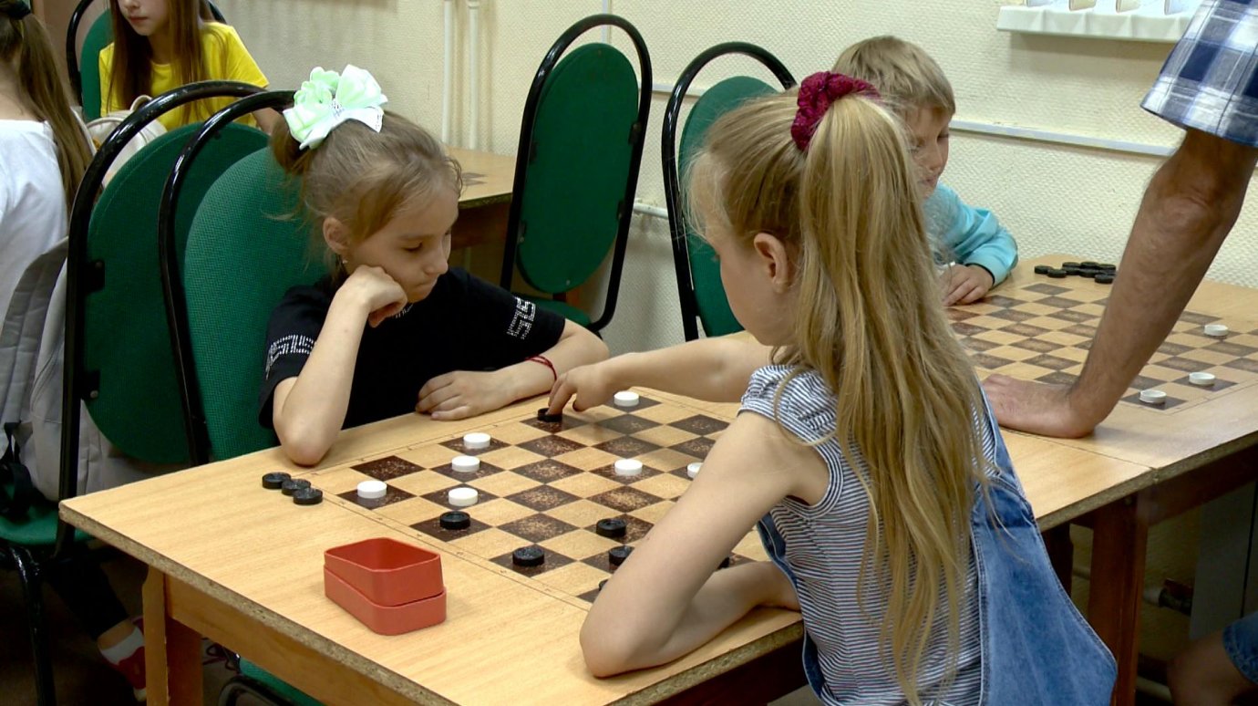 В городском турнире по шашкам приняли участие около 30 человек