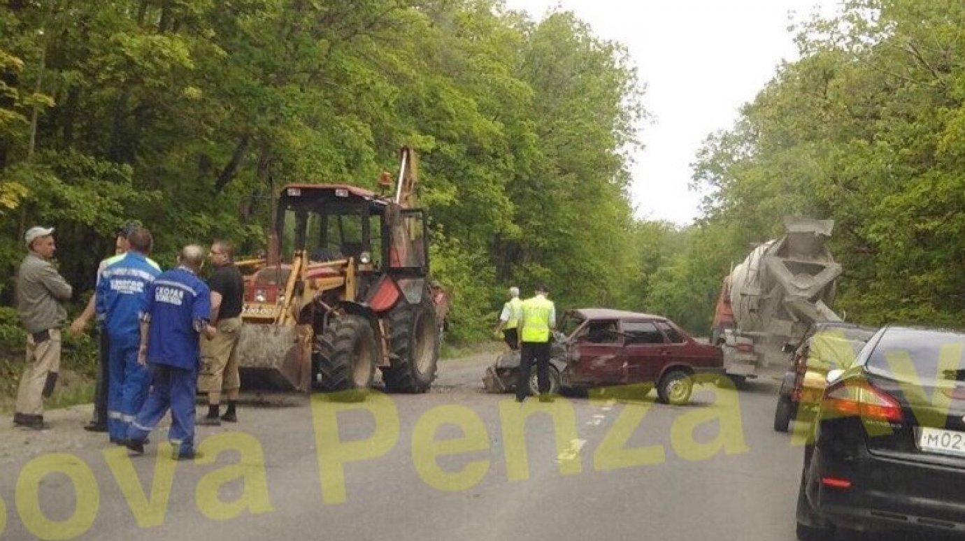 В Пензе ВАЗ-21099 смяло после столкновения с трактором