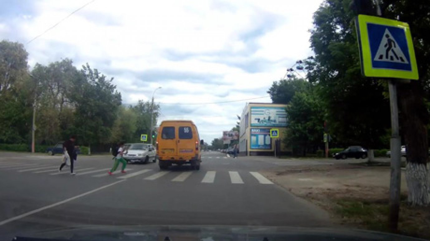 В Кузнецке женщина с ребенком кинулась через дорогу машинам наперерез