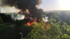 Пожар в Ахунах случайно попал на фото с укатившейся иномаркой