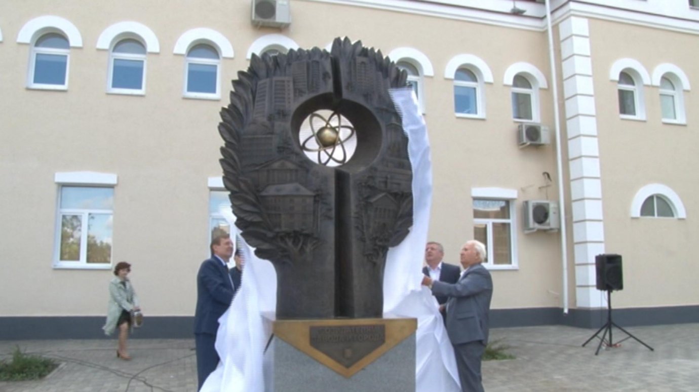 В Заречном открыли памятник первостроителям завода и города