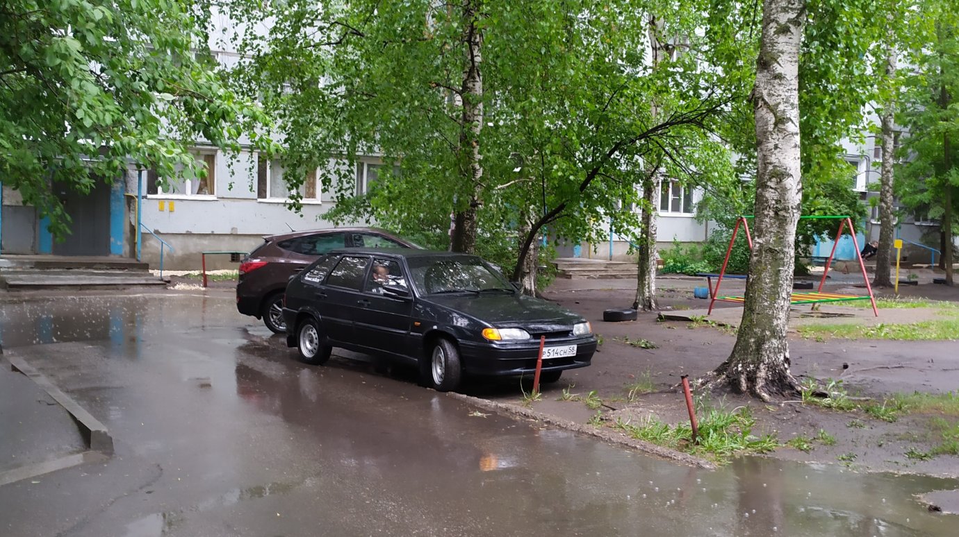 Жительница дома на улице Ладожской возмущена парковкой на газоне