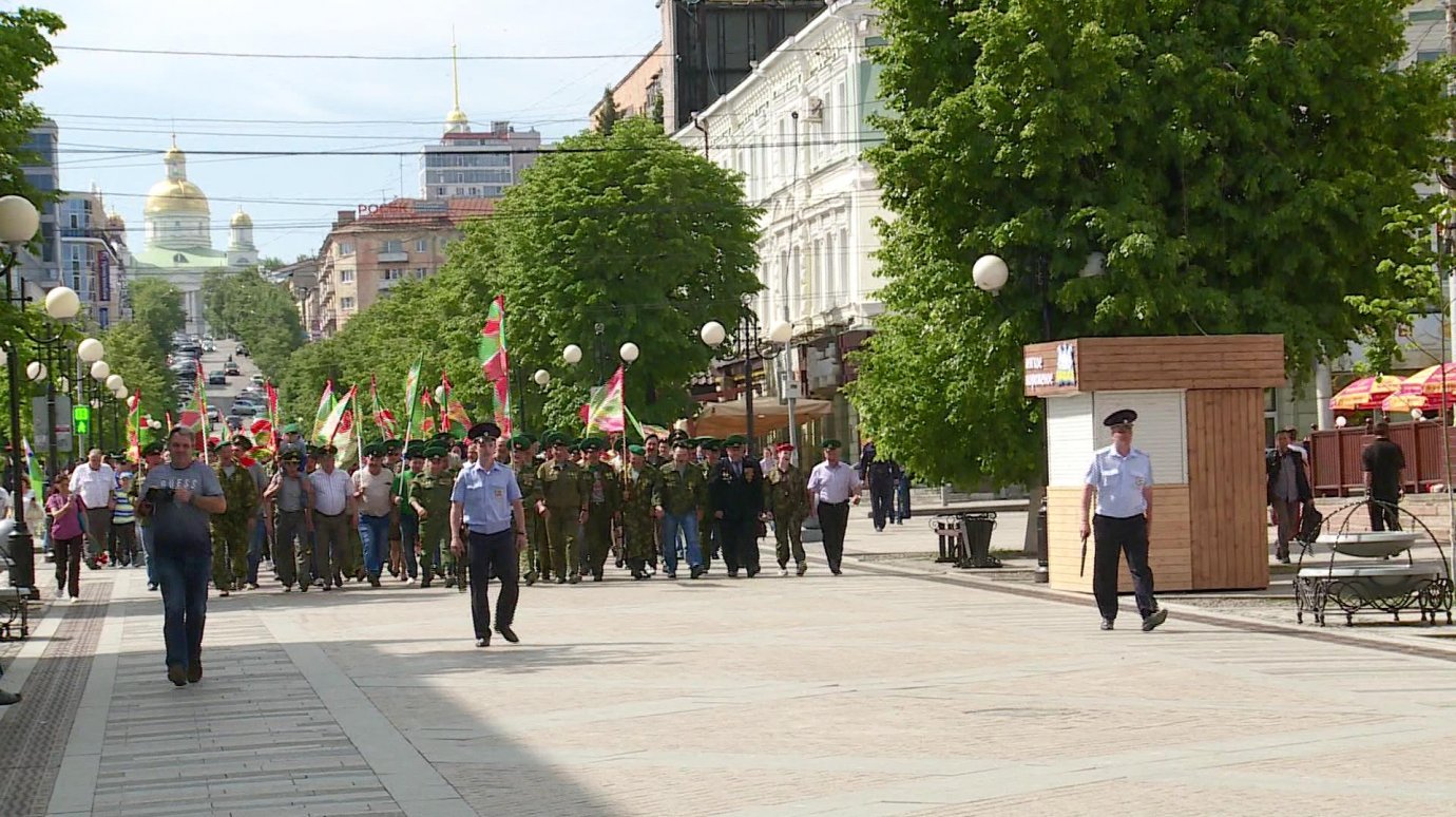 В Пензе в День пограничника по Московской прошла колонна
