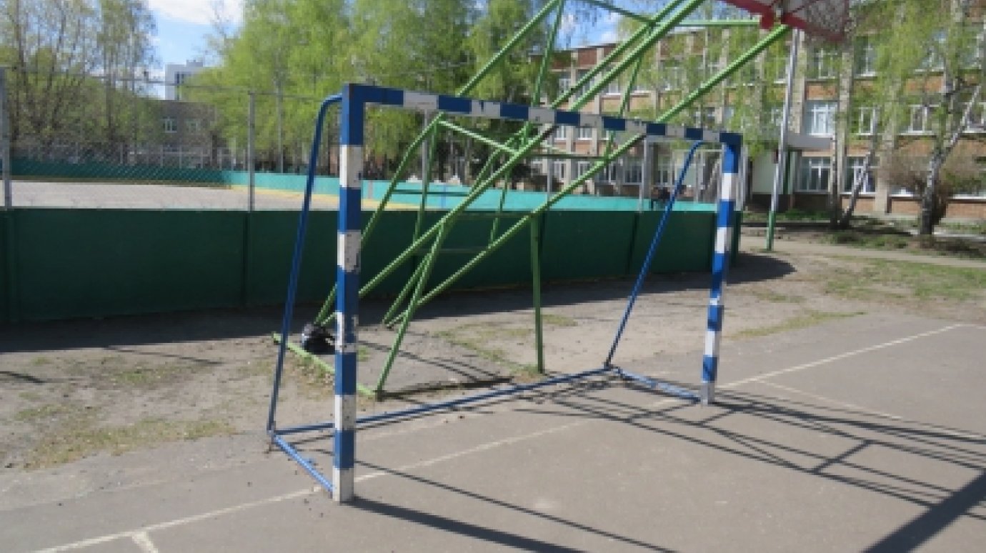 В Пензе на школьной площадке на подростка рухнули гандбольные ворота