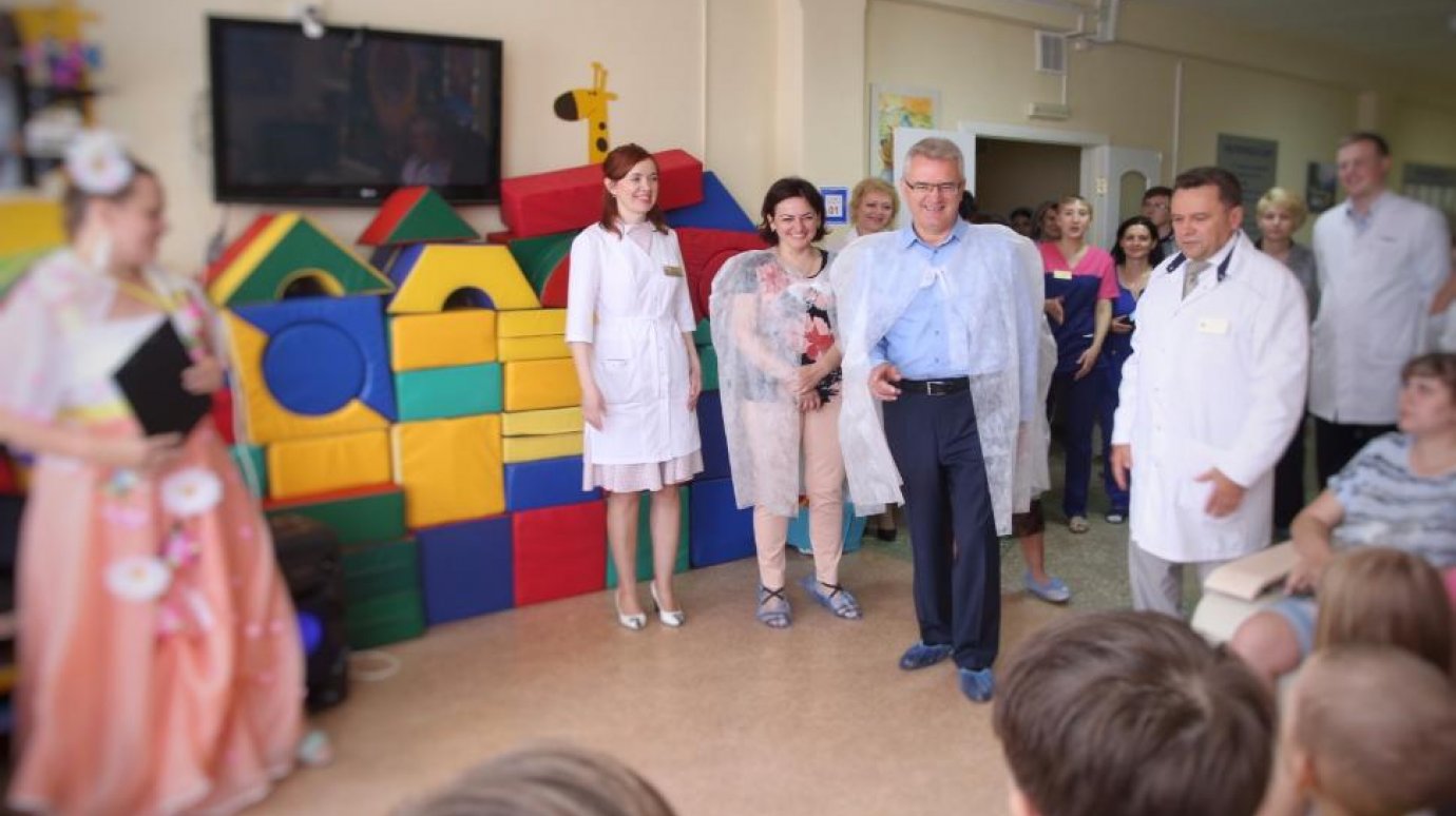 Иван Белозерцев пригласил детей из онкодиспансера в музей губернатора