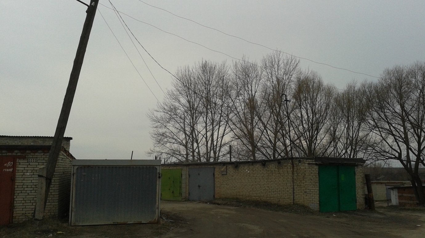 На улице Минской в Кузнецке опасно наклонился столб с проводами