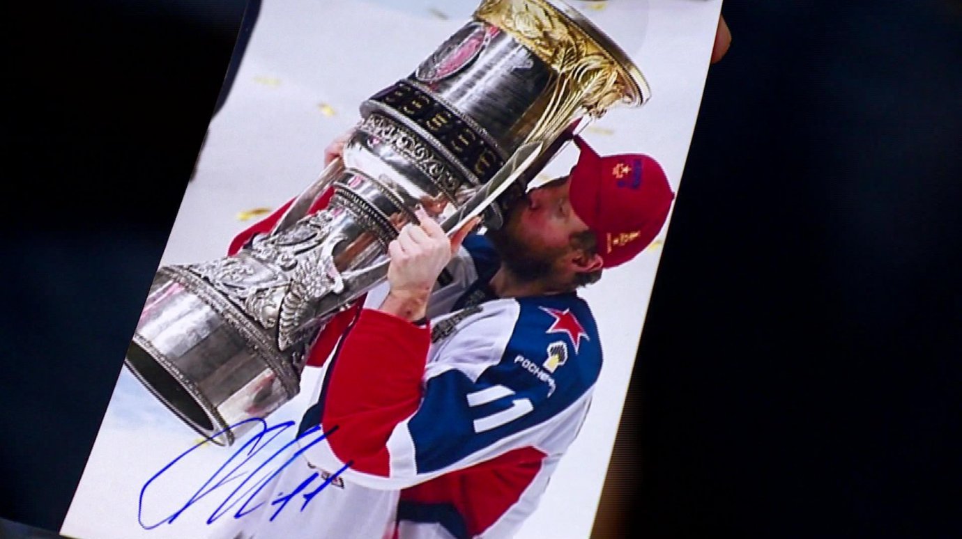 Тысячи пензенцев на «Дизель-Арене» взяли автографы у звезд хоккея