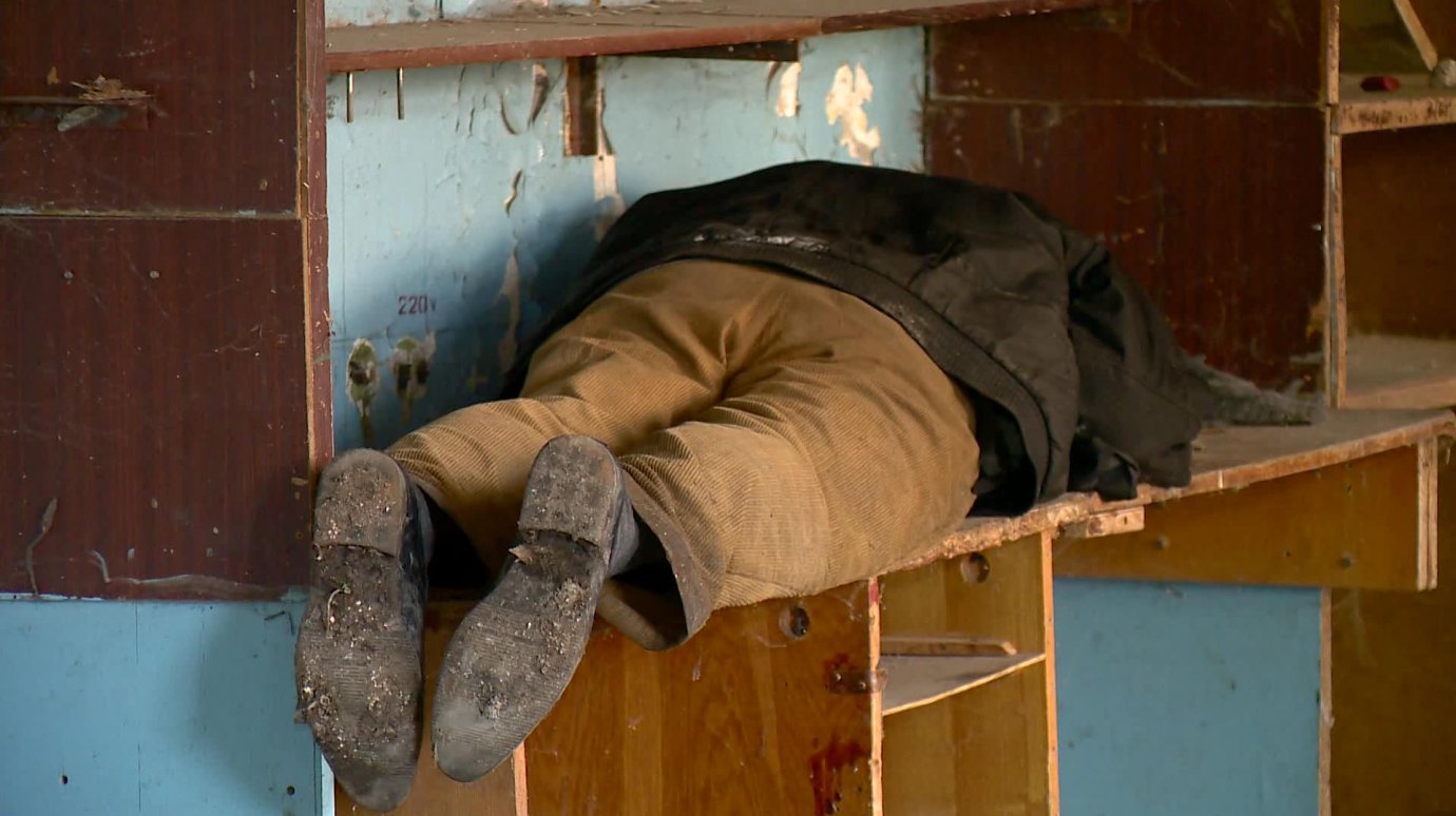 Жители Минской, 24, страдают из-за бомжей в подвале