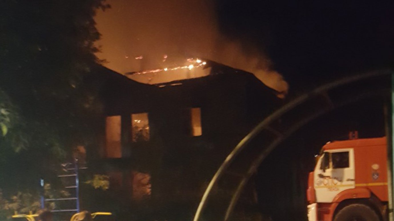 На улице Воровского в Пензе загорелась кровля двухэтажного дома