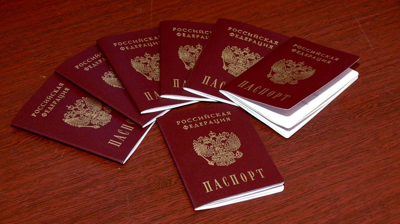 10 жителям Ленинского района вручили их первые паспорта в музее