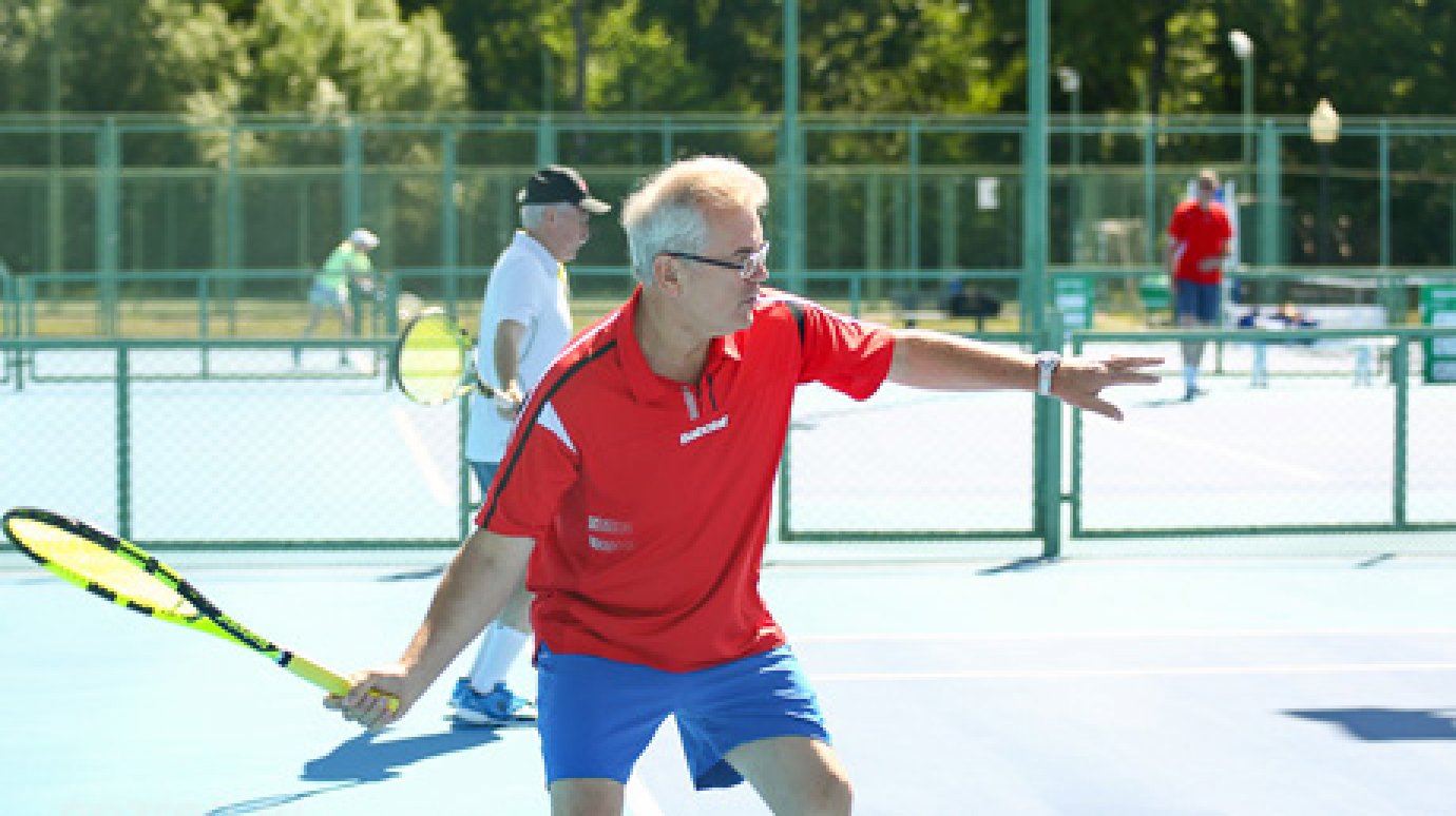 Губернатор после форума в Петербурге восстановил силы на теннисном корте