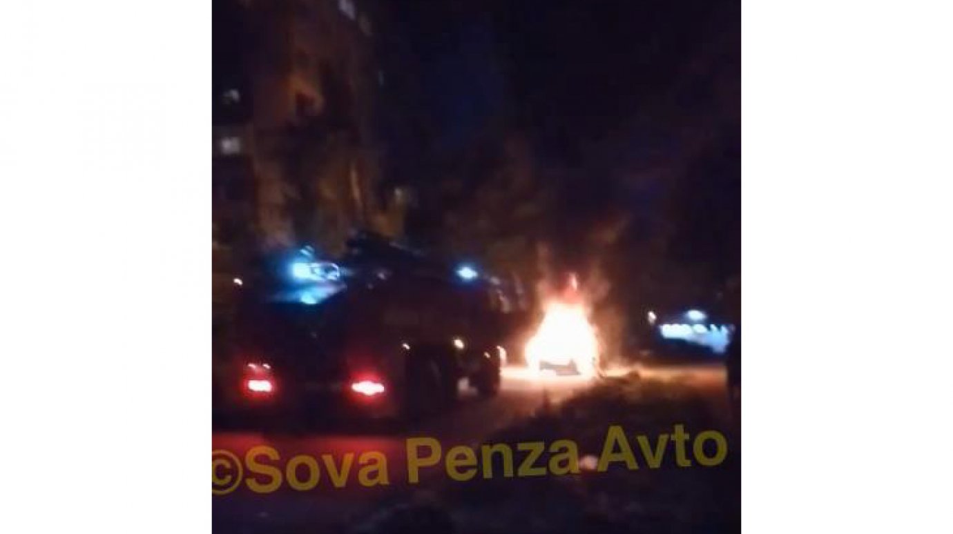 В Пензе на улице Островского вспыхнул пустой Audi