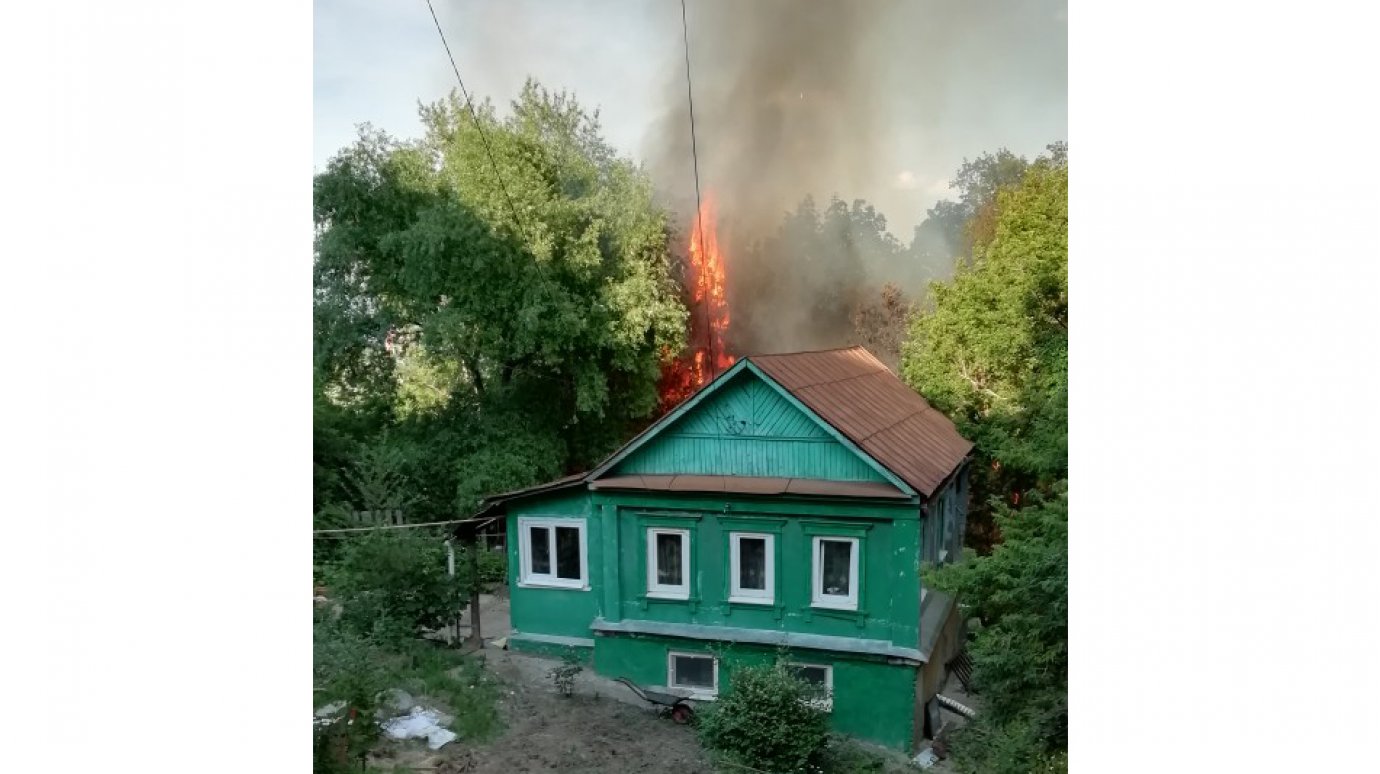 На улице Саратовской в Пензе загорелись надворные постройки