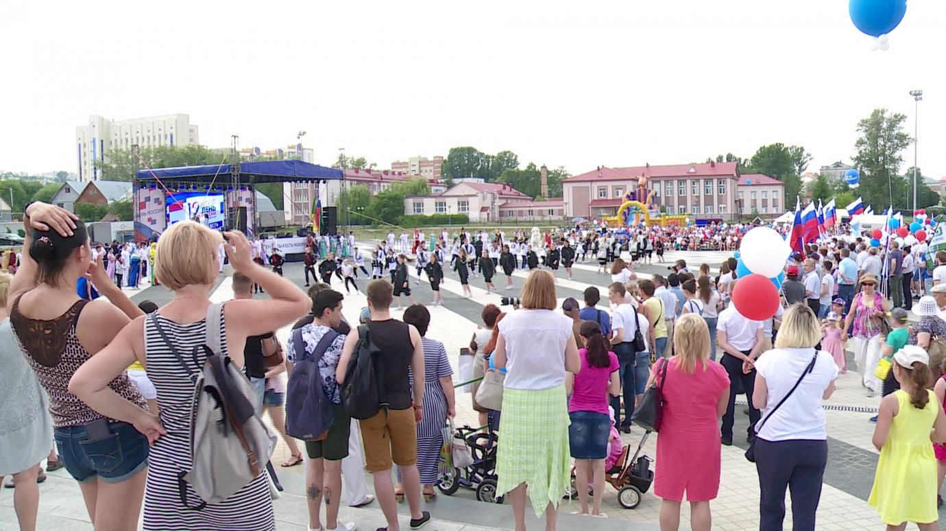Из-за жары на торжество на Юбилейной площади собрались немногие