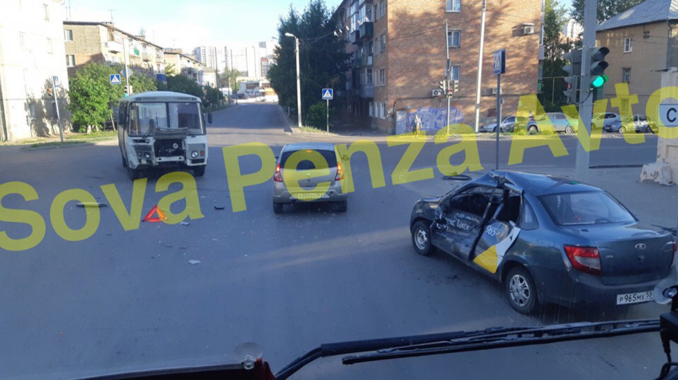 В Пензе в ДТП на улице Металлистов пострадал водитель «Яндекс.Такси»