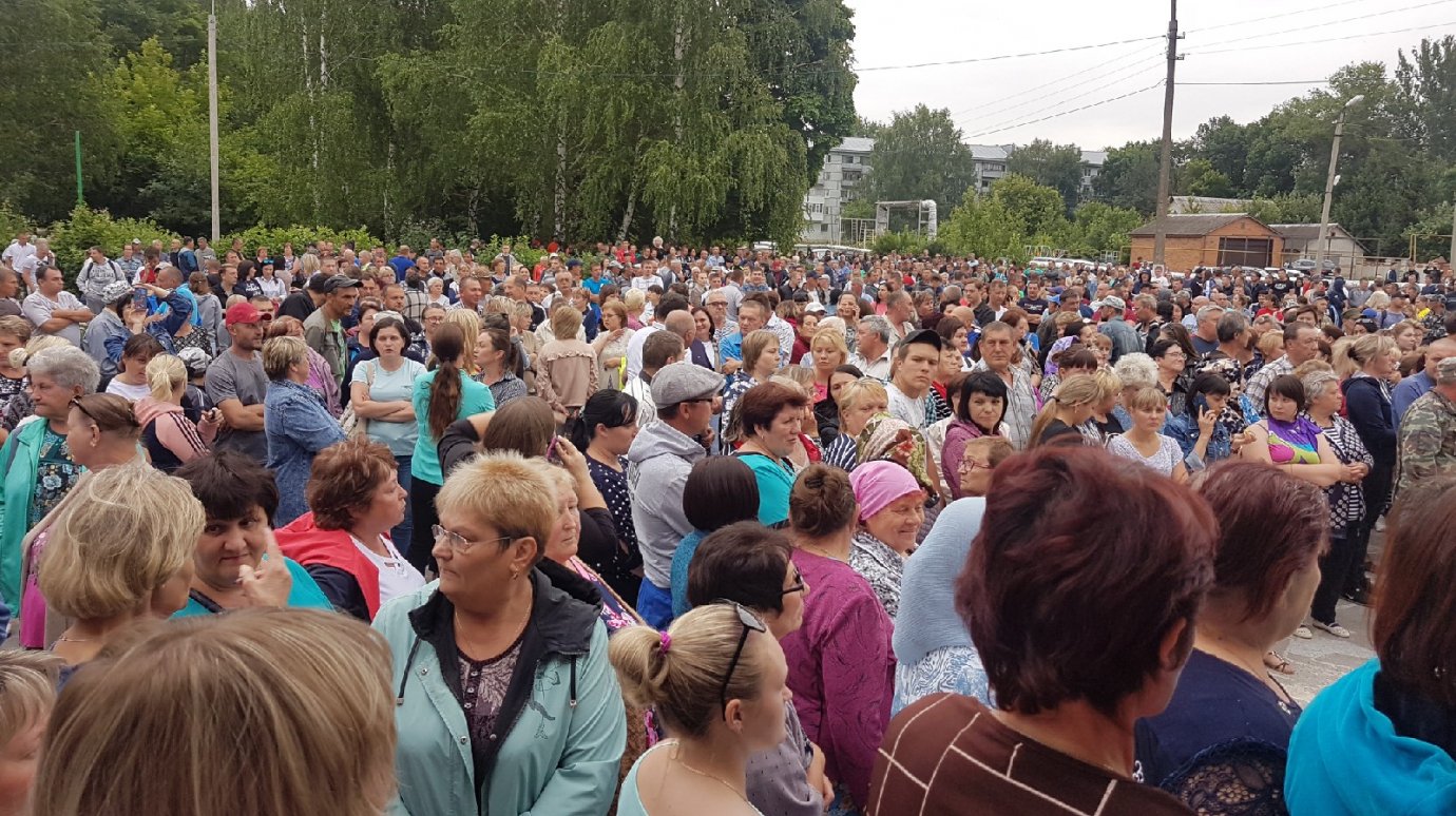 Десятки жителей Чемодановки вышли на собрание для обсуждения конфликта