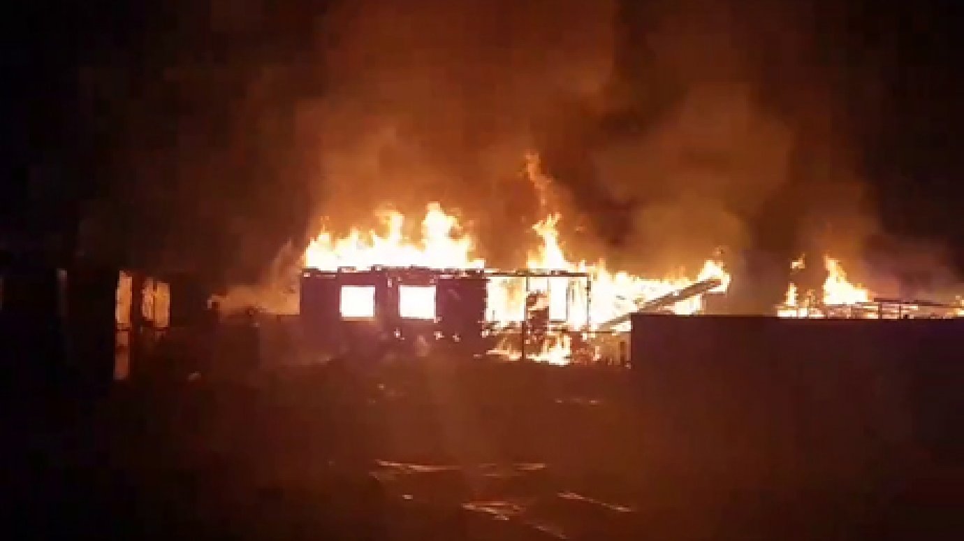 Рядом с Чемодановкой горит жилой дом, люди уверены: это поджог