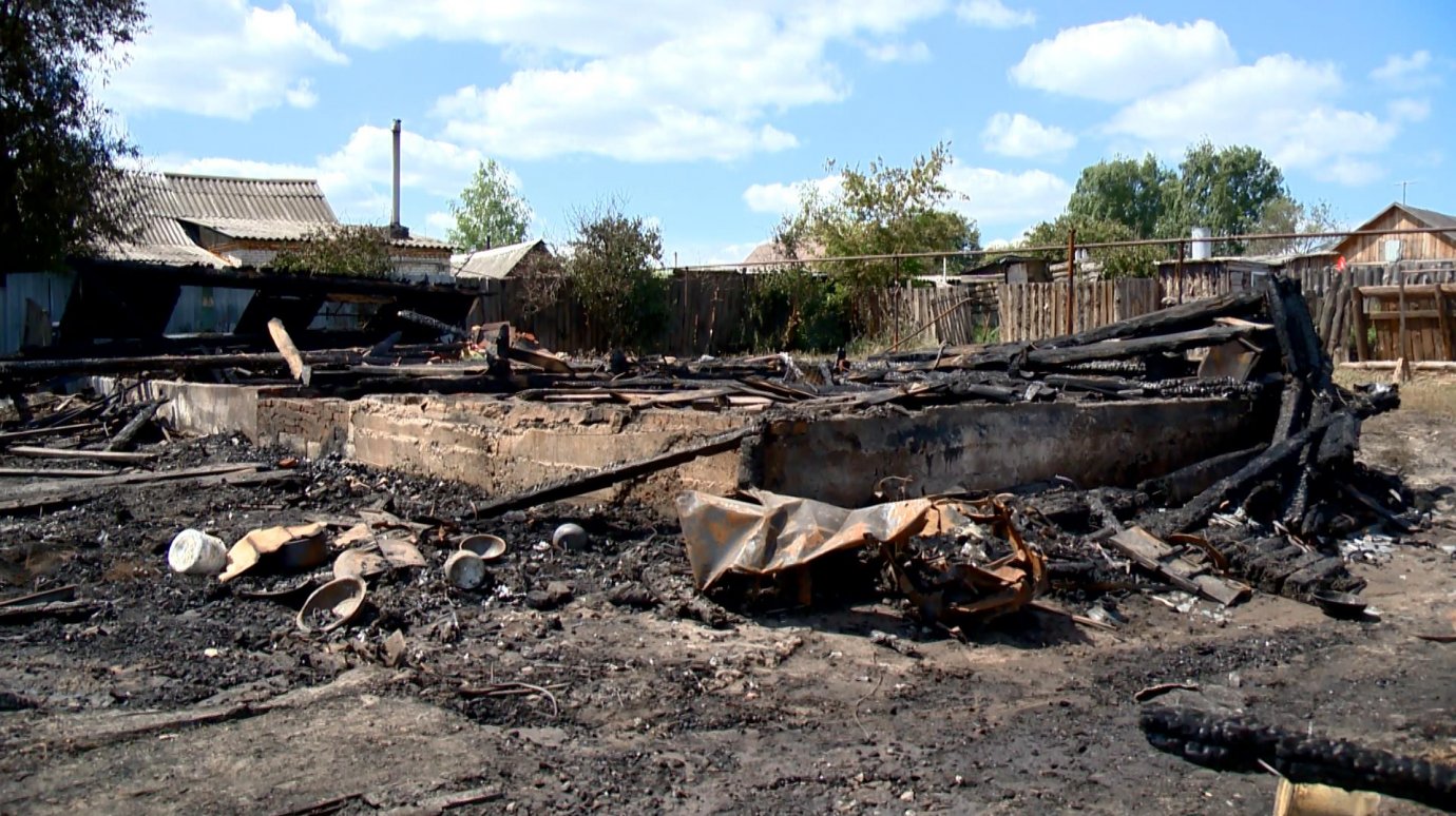 Пожар в Лопатках: в момент возгорания хозяев дома не было