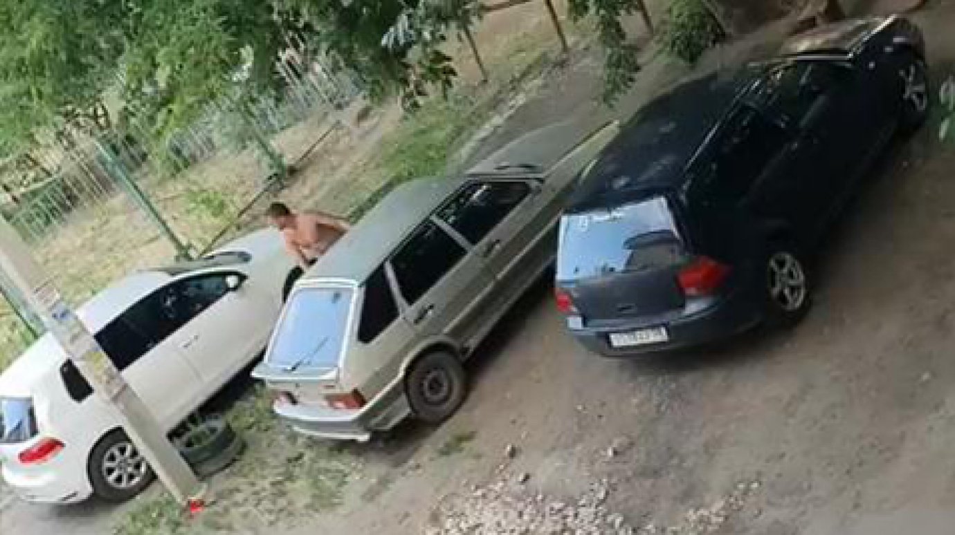 На улице Калинина в Пензе голый мужчина разбил три машины