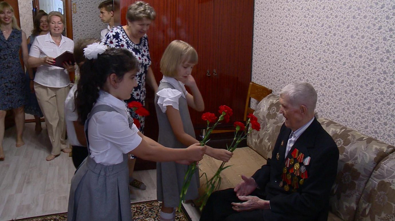 В Пензе школьники поздравили ветерана с 101-м днем рождения