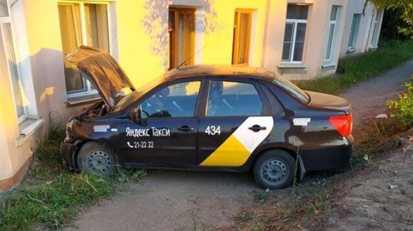 На Ново-Тамбовской «Яндекс.Такси» врезалось в здание