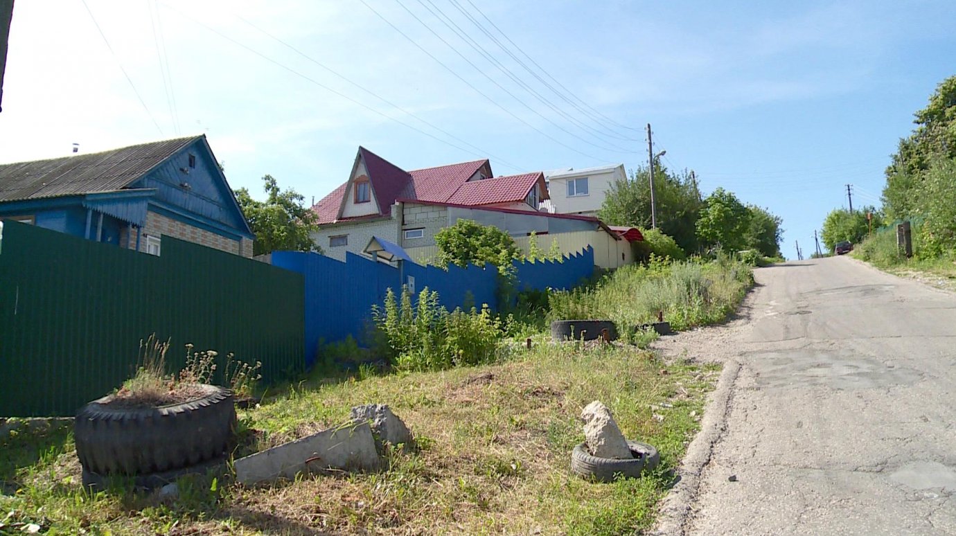Жители Бекешской устали от зловония соседской выгребной ямы