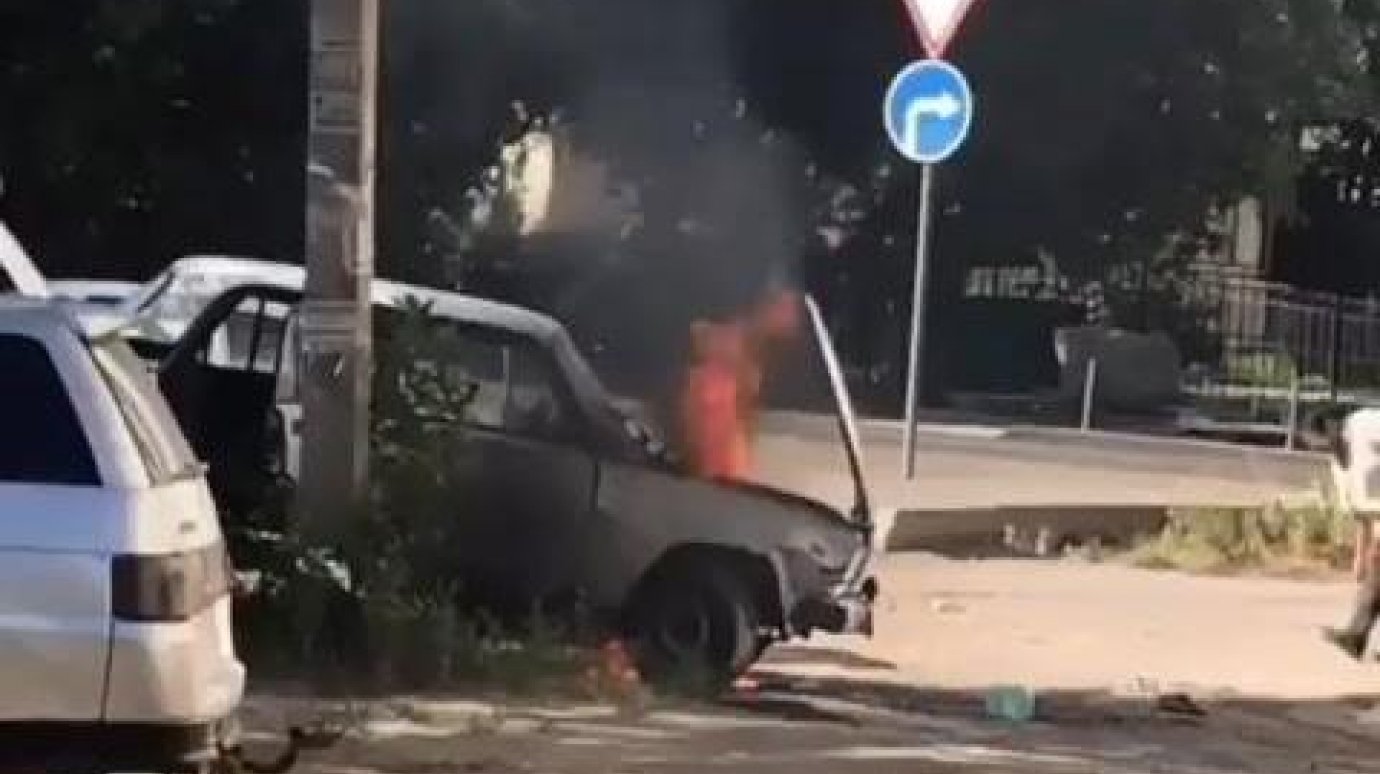 На улице Ленина загорелся припаркованный у дороги ВАЗ