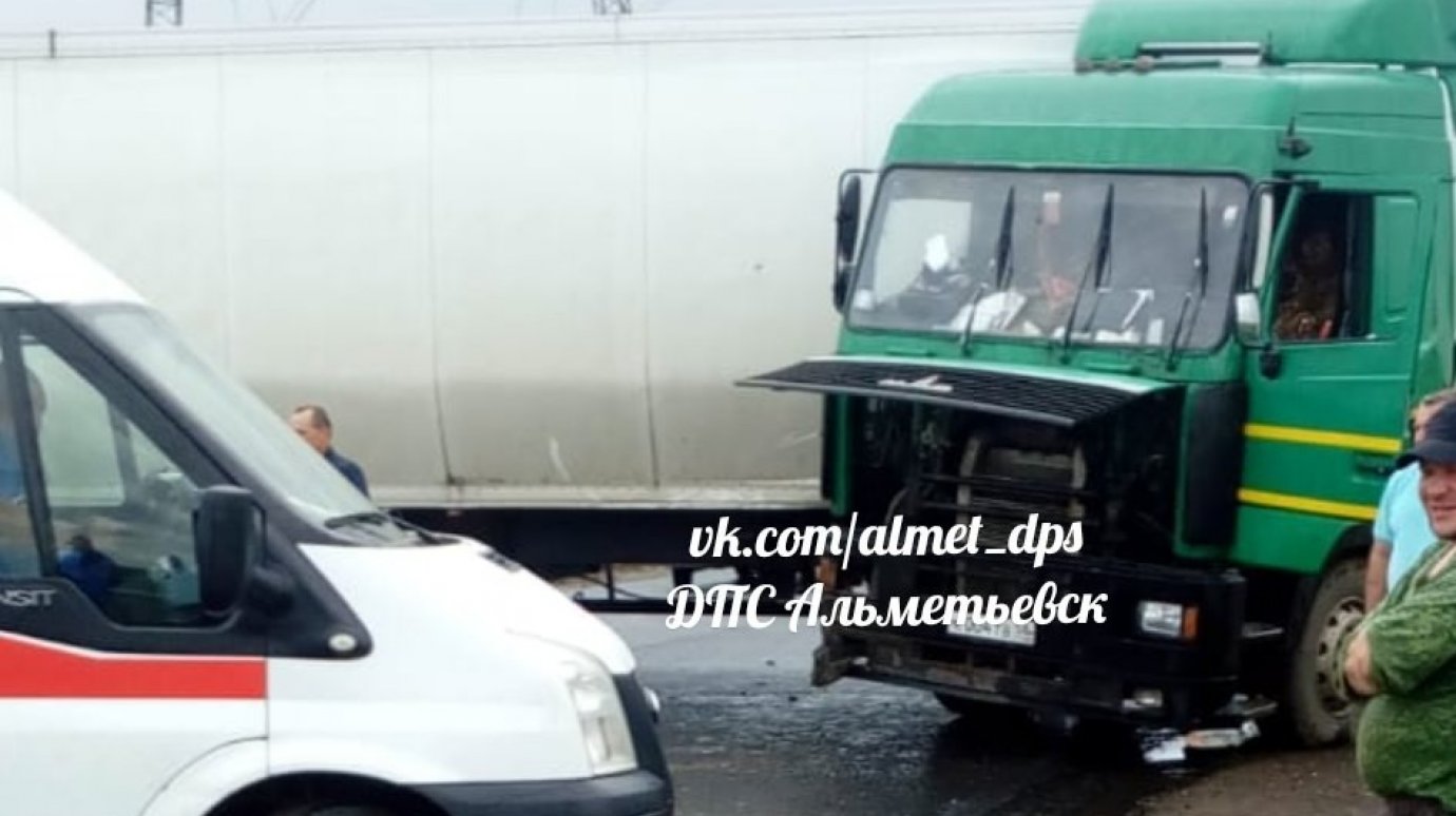 Пензенская фура попала в серьезное ДТП в Татарстане