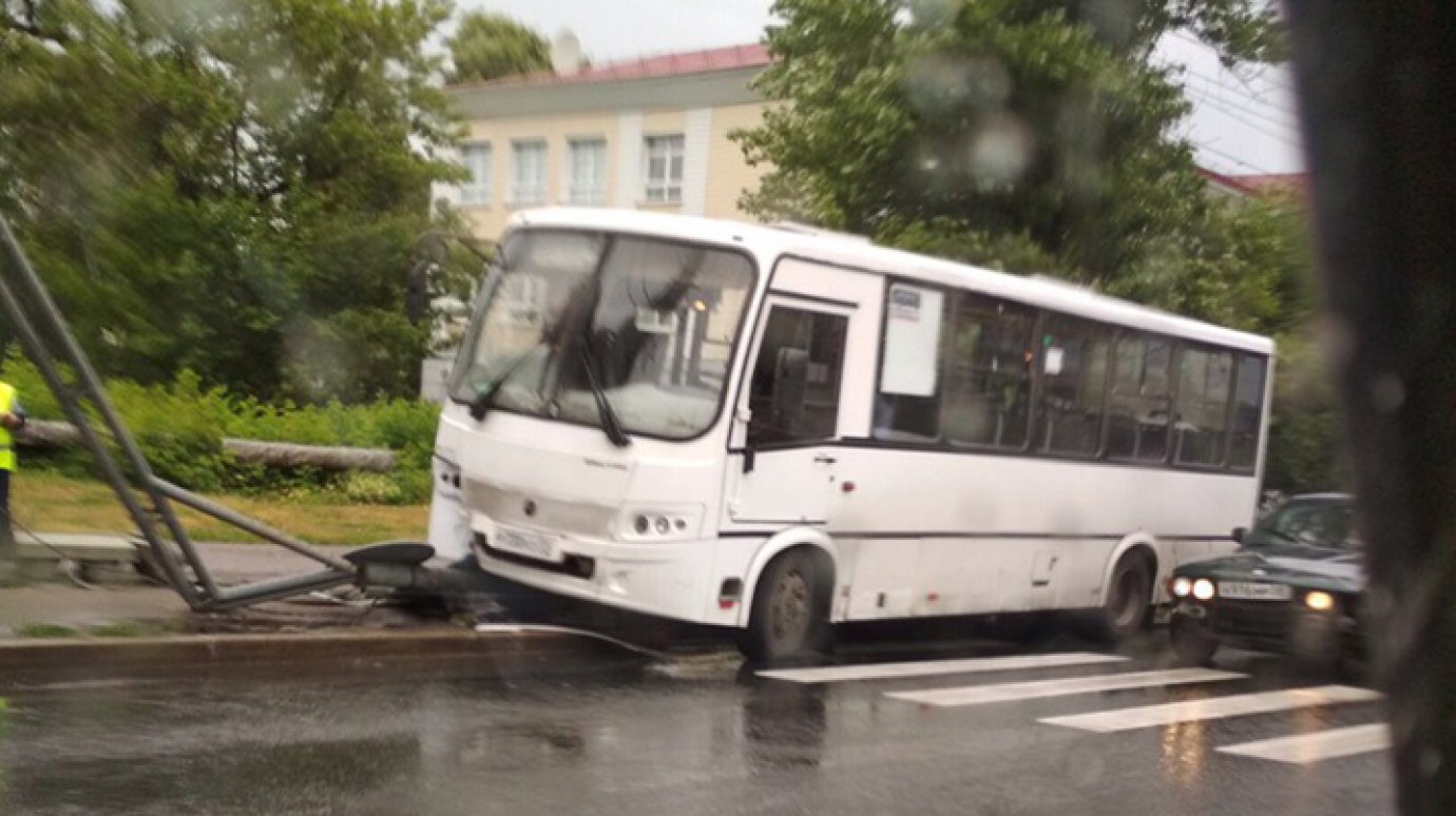 Пензенский автобус. Пенза автобус 165 маршрут. 70 Автобус в столб Пензе. Автобус Пенза Уфа. Авария автобуса со столбом город Пенза.