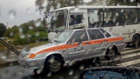 В Пензе на улице Гагарина пассажирский автобус снес светофорный столб