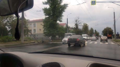 В Пензе на улице Гагарина пассажирский автобус снес светофорный столб