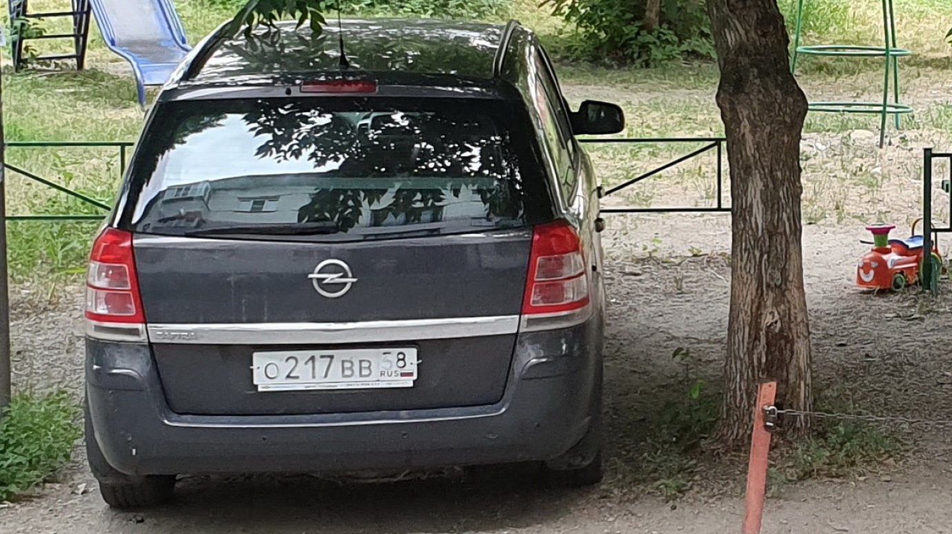На улице Пушкина Opel Astra перекрыл проход на детскую площадку
