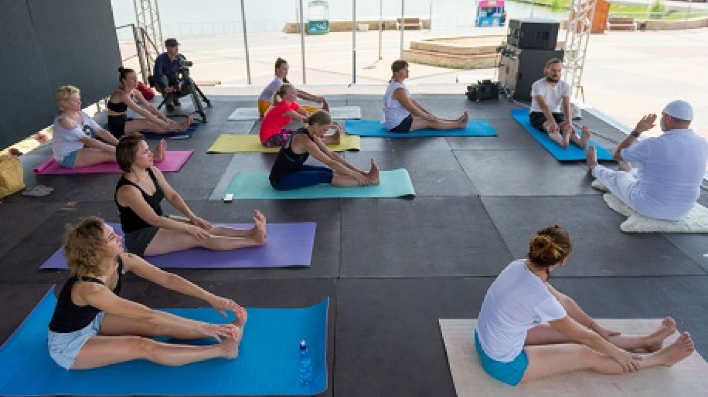 На набережной Спутника отпраздновали Международный день йоги