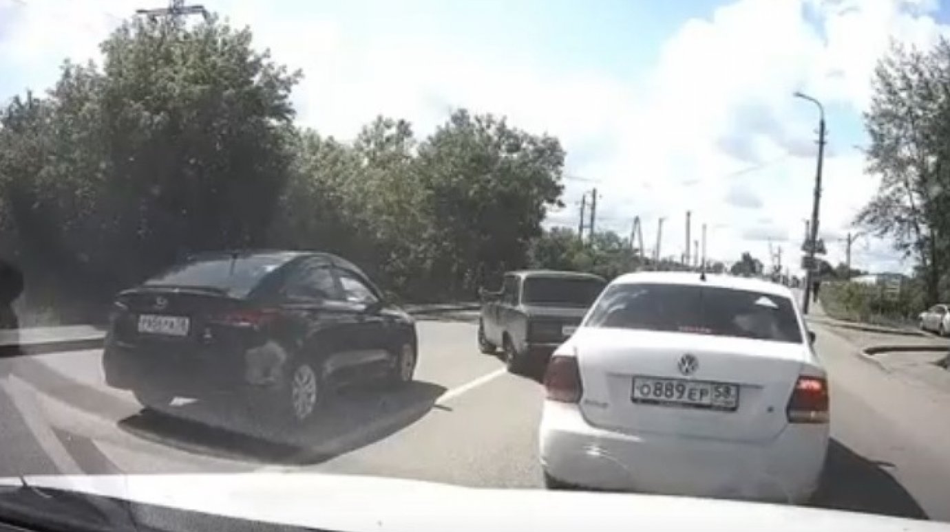В Пензе водитель «Жигулей» не позволил Hyundai нарушить правила