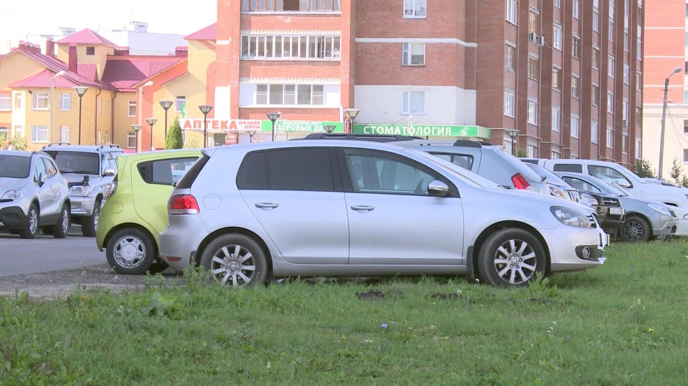 В Пензе начали штрафовать за парковку на газонах и детских площадках