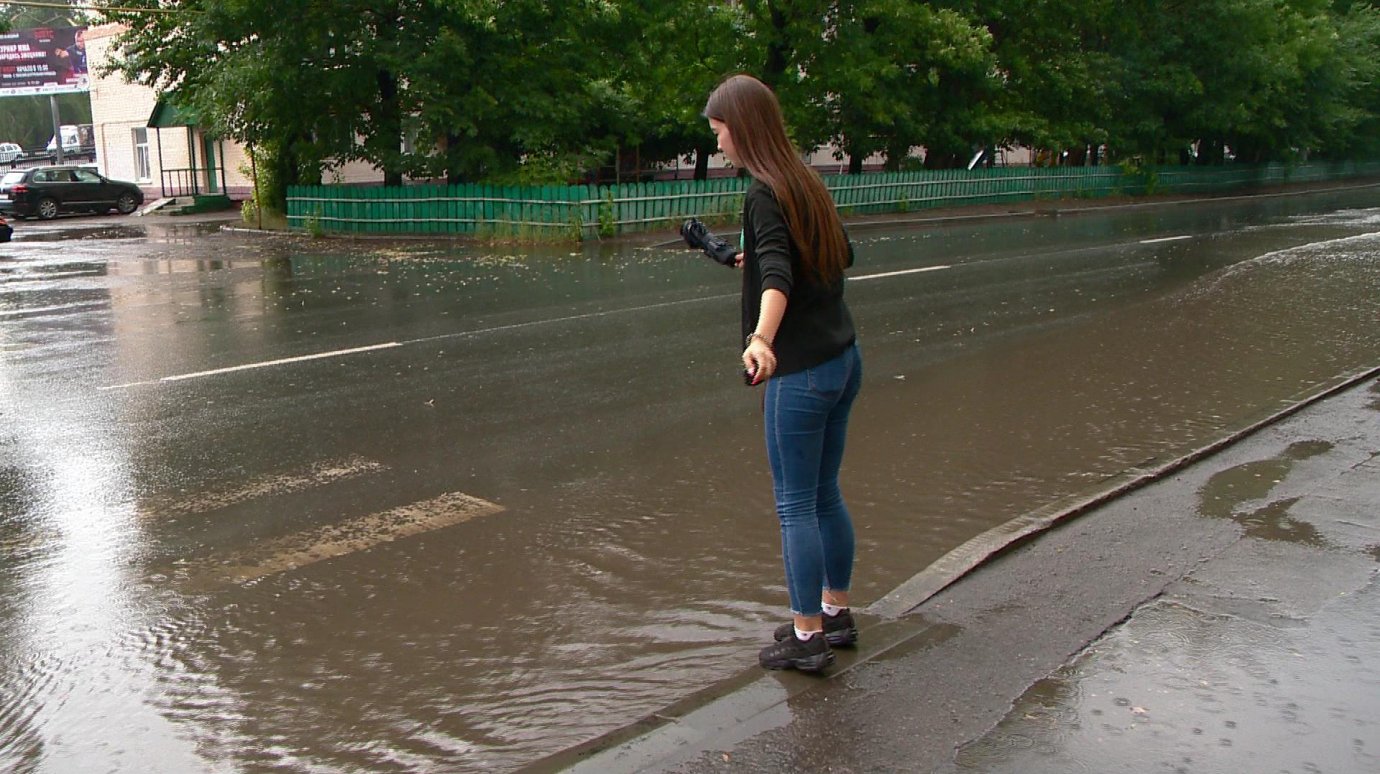 Попала под дождь. Водный переход. Стоячая вода на тротуаре. Пешеход во время дождя. Дождь бордюр улица.