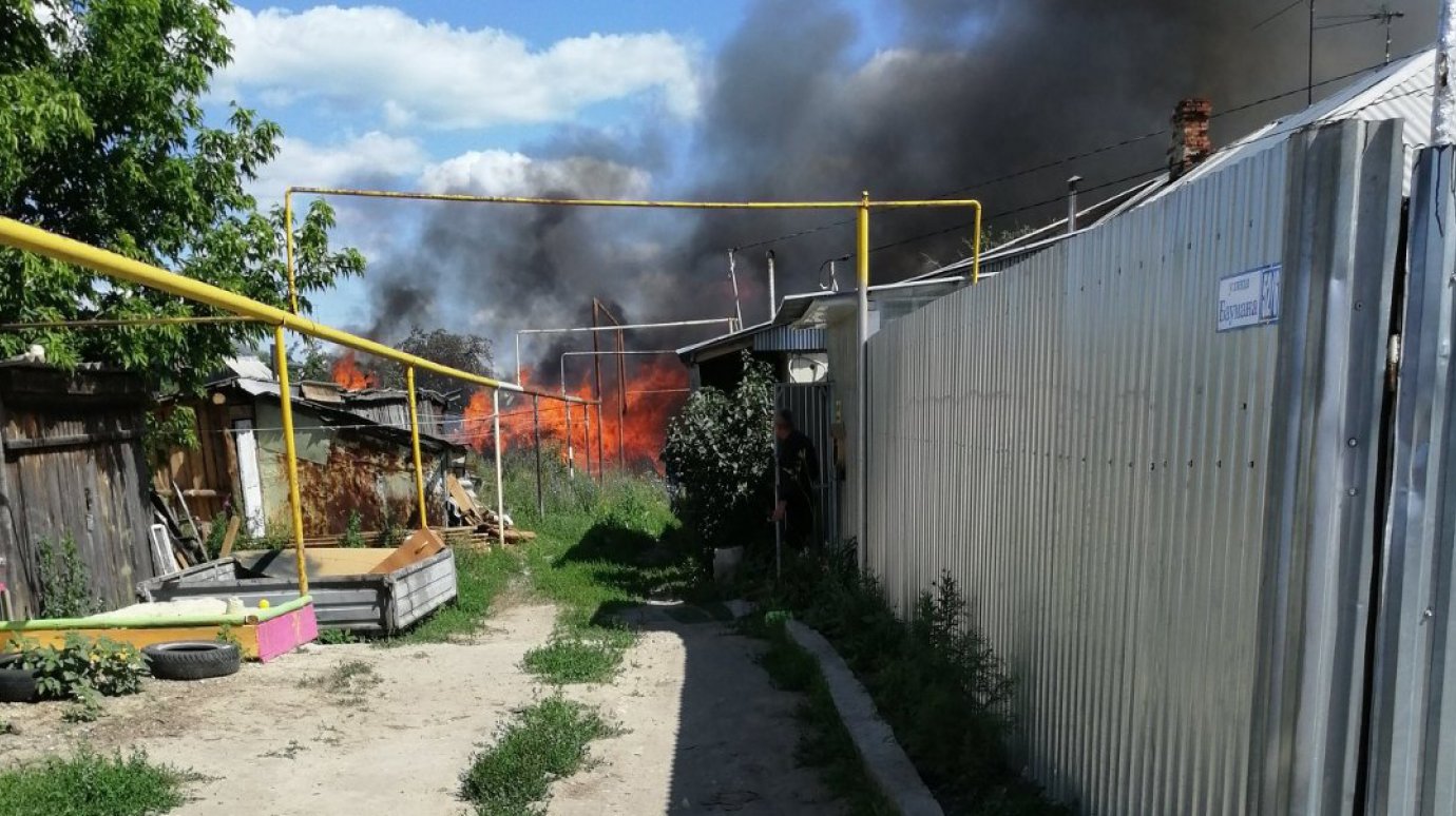 В Кузнецке из-за вспыхнувших поблизости сараев едва не сгорел дом