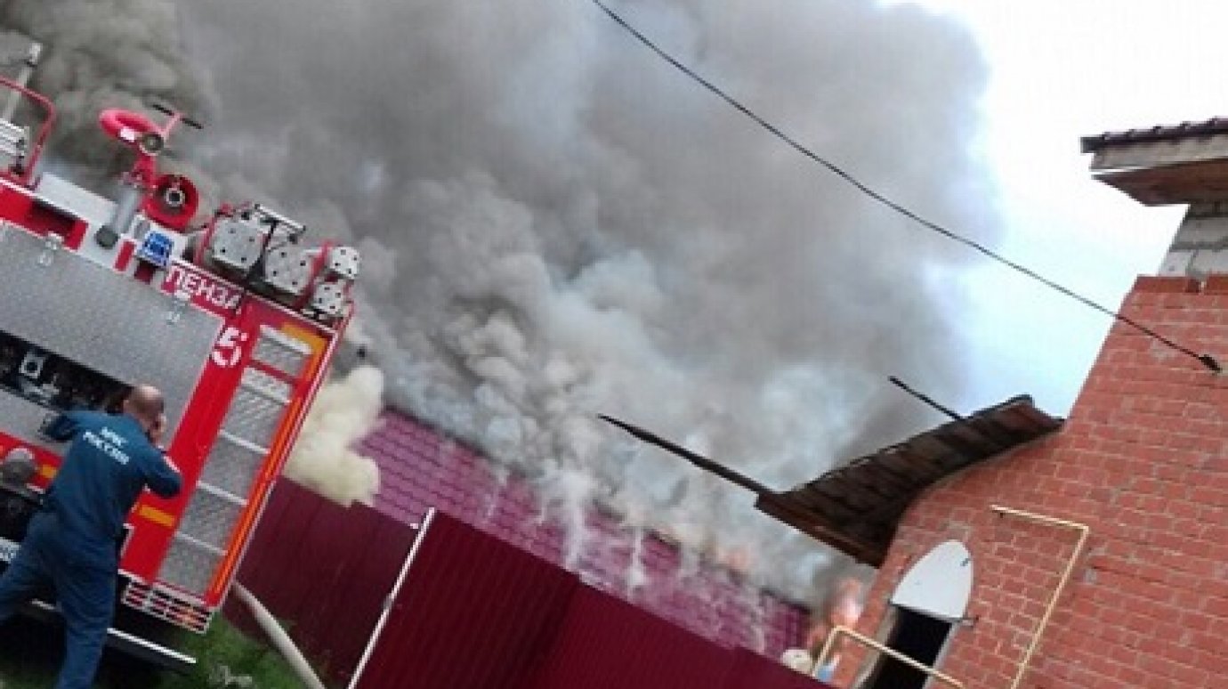В селе Засечном горящую баню тушили семь пожарных