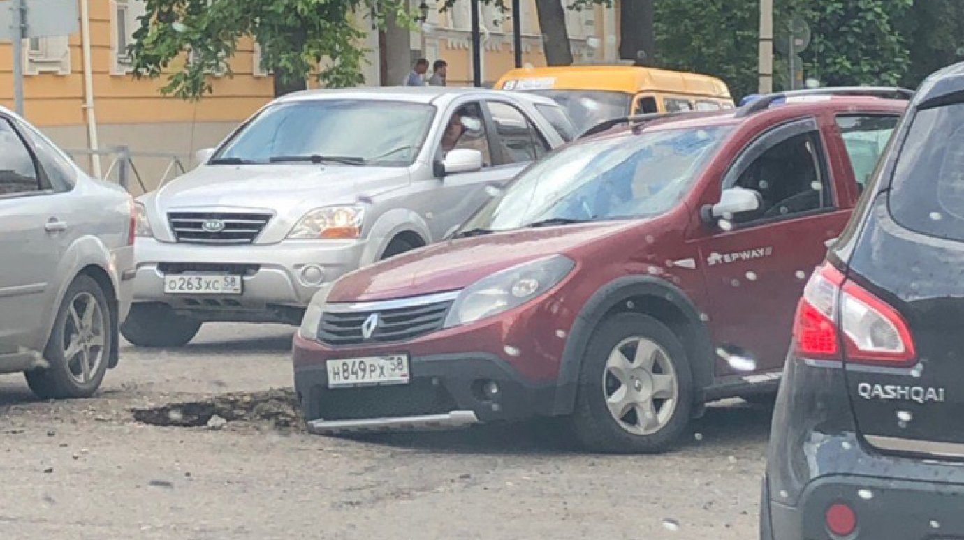В Пензе на перекрестке улиц К. Маркса и Володарского попал в ловушку Renault