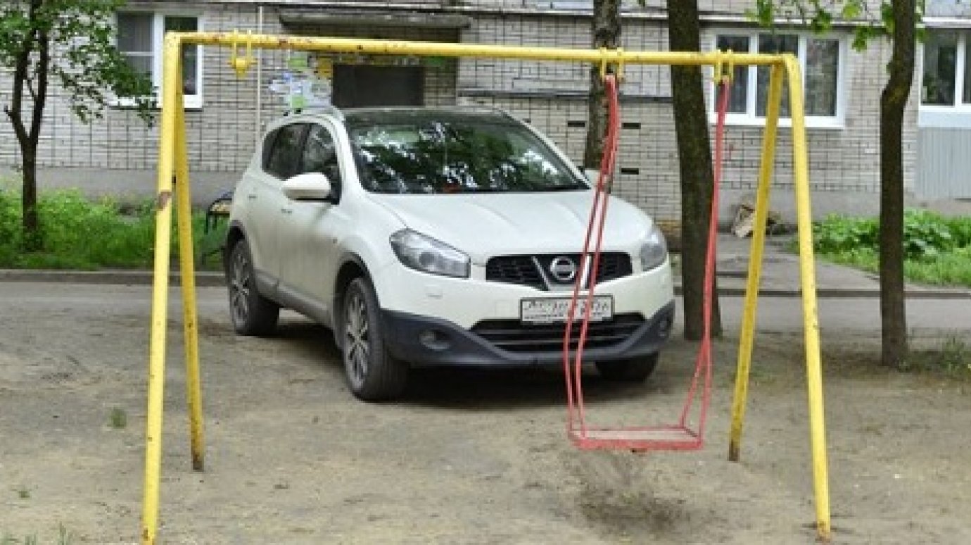 За день в Заречном выявили девять машин, запаркованных на газонах