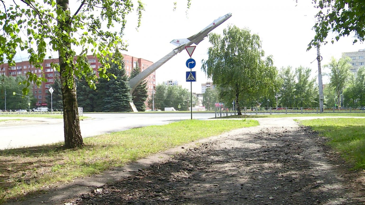 На Кронштадтской тротуар заменила щебенка, перемешанная с асфальтом