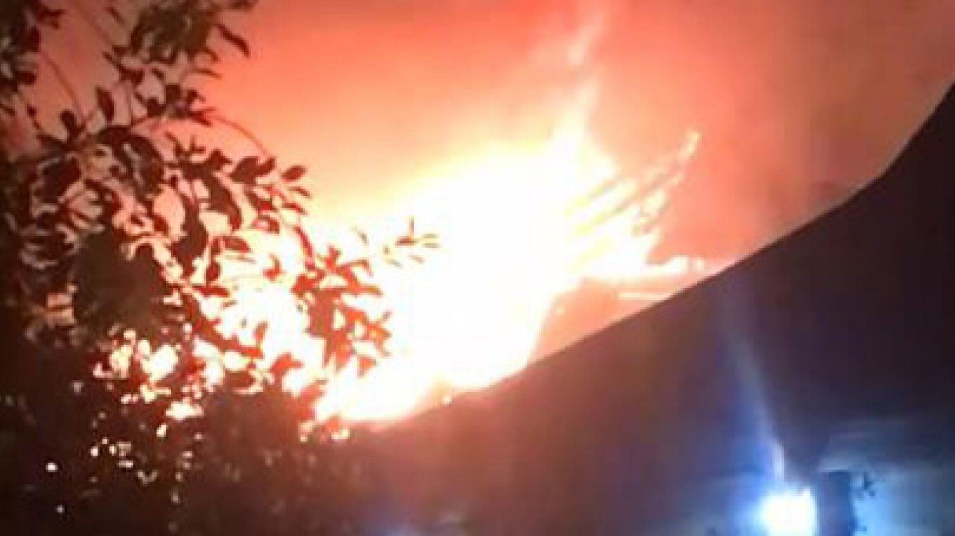 В Пензе в Нахаловке после удара молнии загорелся жилой дом