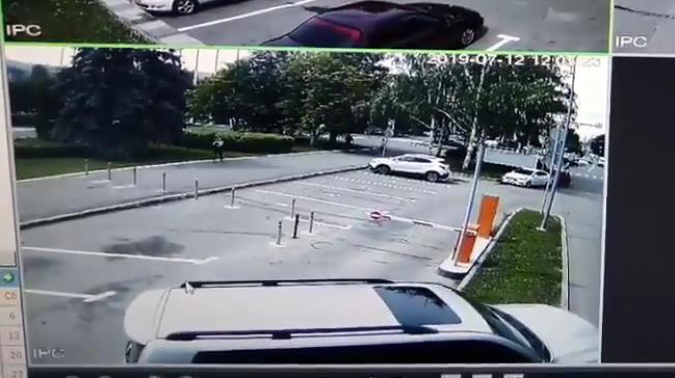 В Пензе водитель Toyota по газону ушел от оплаты парковки