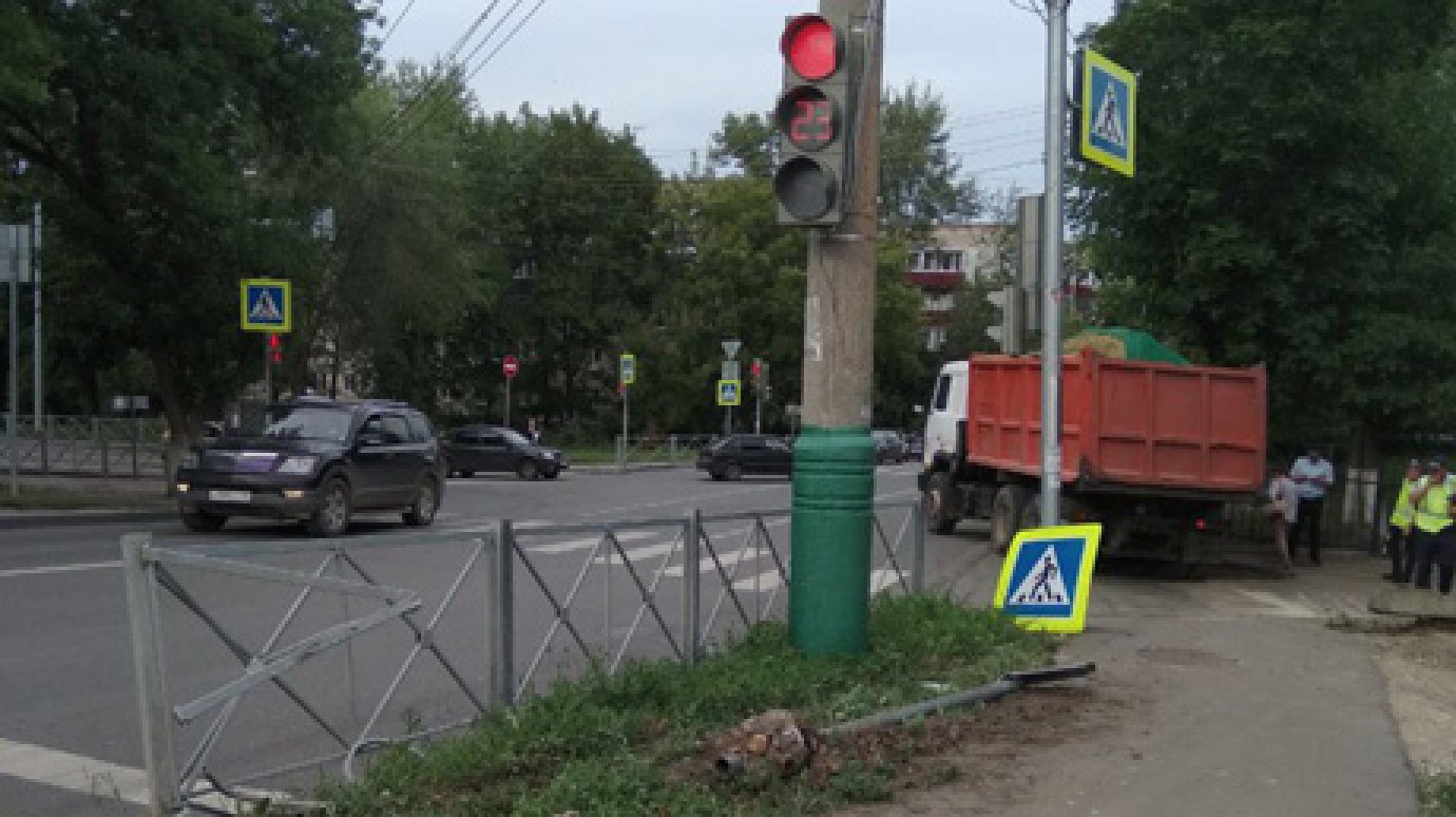 В Пензе на улице Захарова грузовик снес забор и дорожный знак