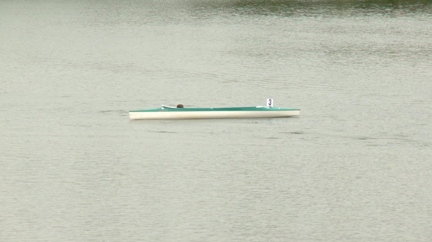 В Пензе двое подростков оказались в воде с перевернутой лодкой