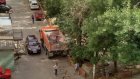 Двор на Кирова, 67, после жалоб расчищают от последствий капремонта