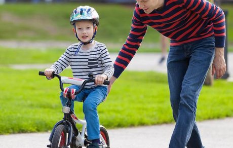 Как научить ребенка кататься на велосипеде двухколесном. Дети с велосипедом. Катание на велосипеде дети. Кататься на двухколесном велосипеде. Двухколесный велосипед для малышей.