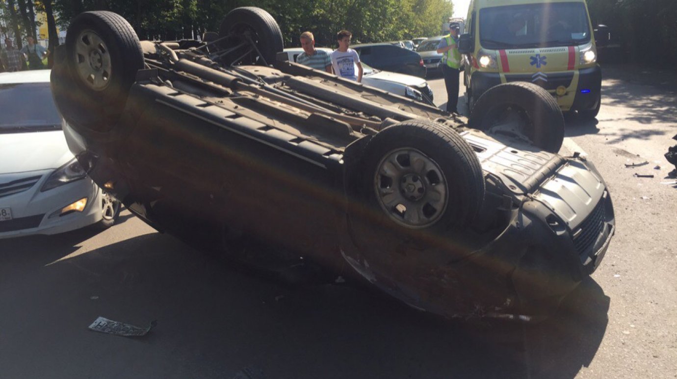 В Арбековской Заставе после столкновения перевернулась машина
