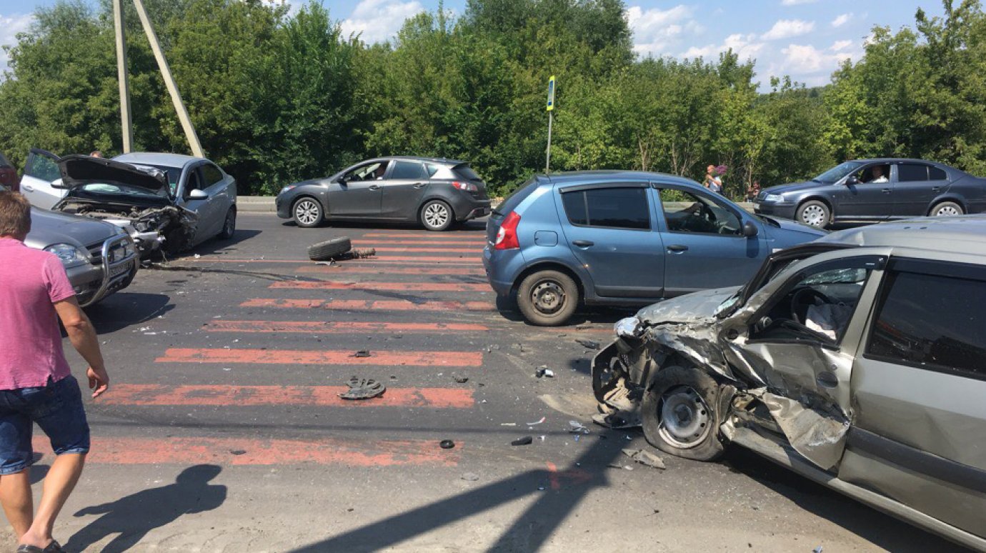 В Пензе на трассе М5 столкнулись две легковушки, есть пострадавшие